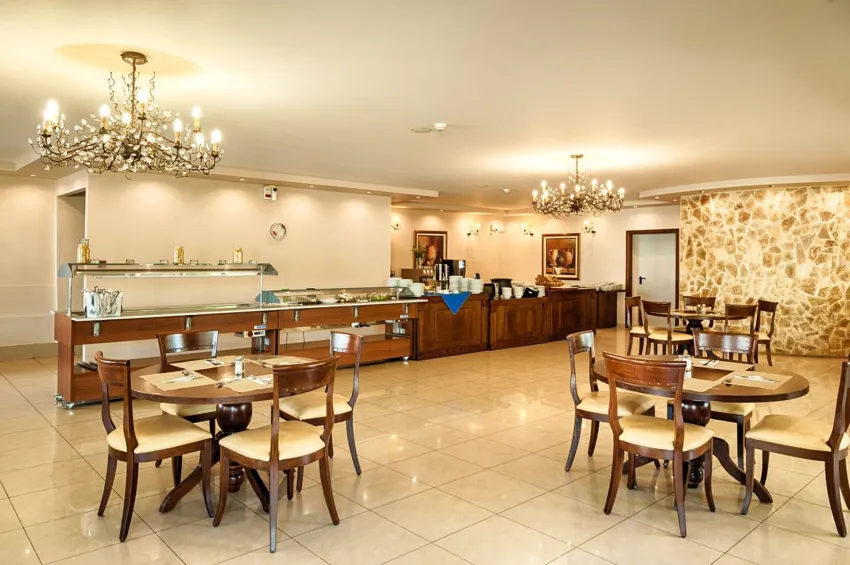 Adelais Hotel 3*-5