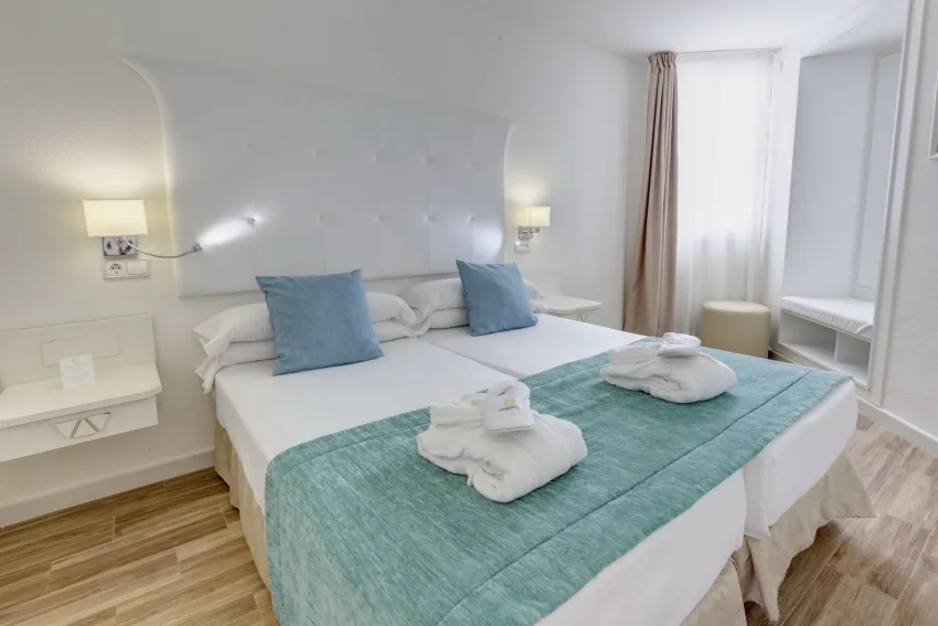 Fergus Cala Blanca Suites 4*-12