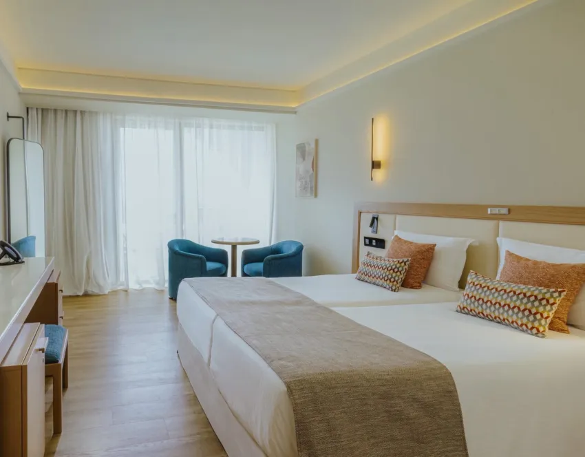 The Golden Coast Beach Hotel 4*-9