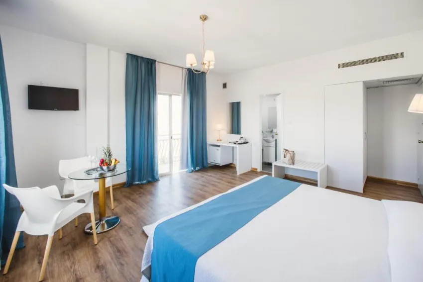 Mikes Kanarium 3*-11