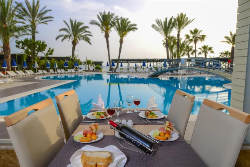 SANDY BEACH HOTEL  4*-5
