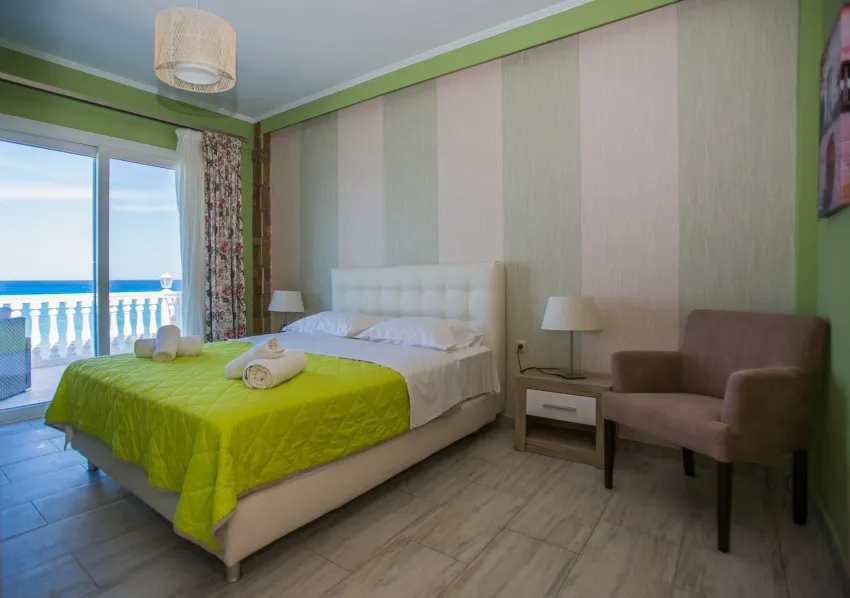 Laura Beach House 3*-5