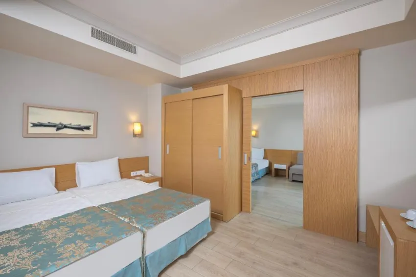 LOCEANICA BEACH RESORT  5*-28