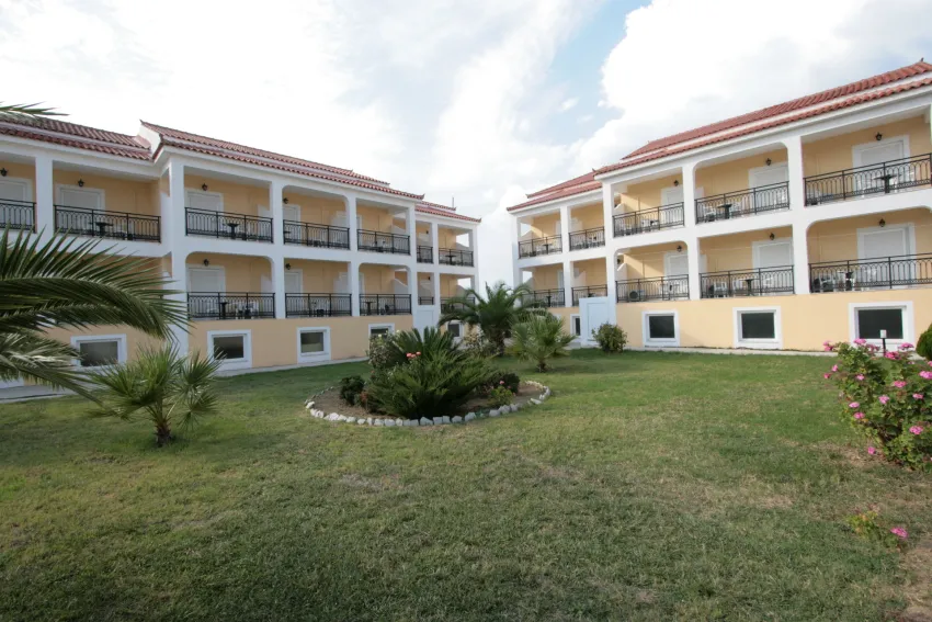 Village Inn Studios and Apartments 3*-10