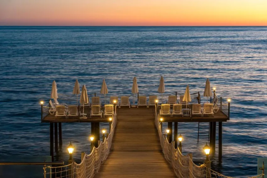 WHITE CITY BEACH (ADULTS ONLY 16+)  4*-17
