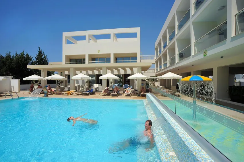 Nelia Gardens 4*-4