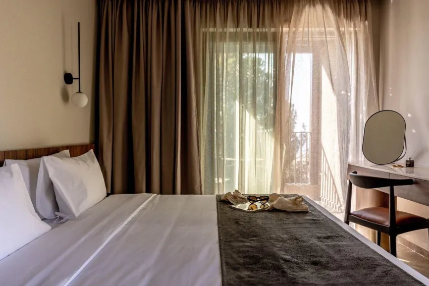 Elios Hill Sun-Kissed Happiness 5*-16