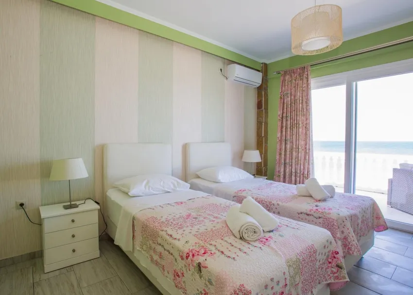 Laura Beach House 3*-9