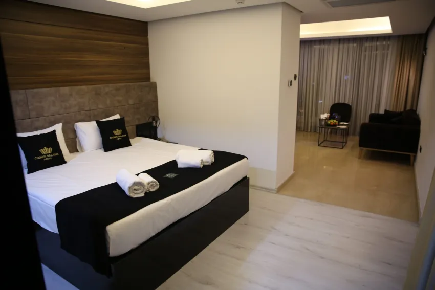 Crown Salamis Hotel 4*-4