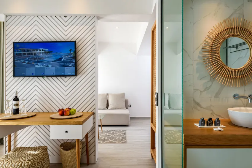 SOLIMAR WHITE PEARL Adults only 17+ 4*-33