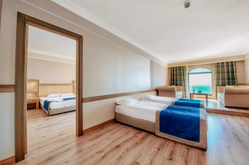 UTOPIA WORLD HOTEL  5*-40