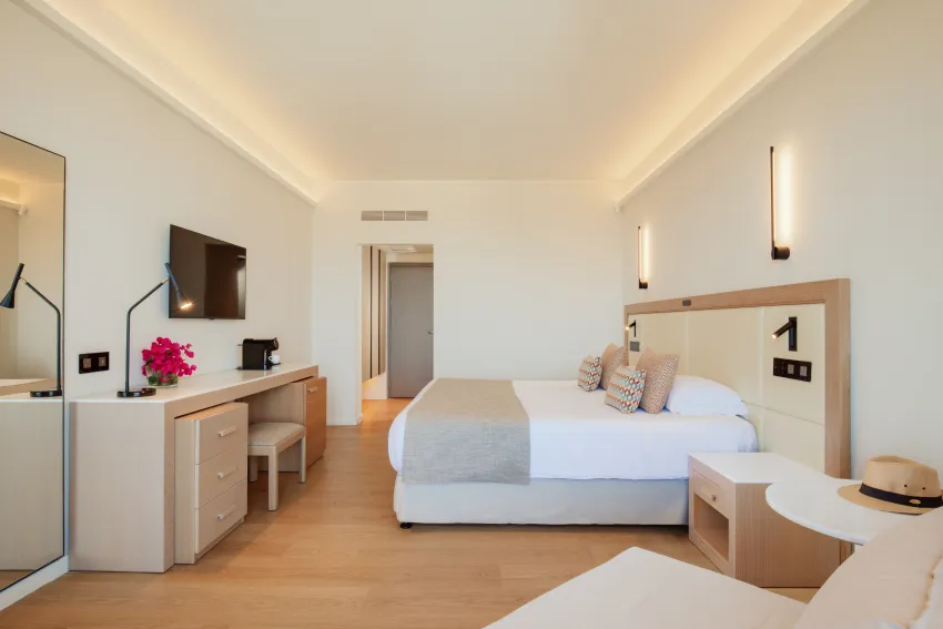 Golden Coast Beach Hotel 4*-8