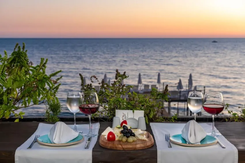 WHITE CITY BEACH (ADULTS ONLY 16+)  4*-24