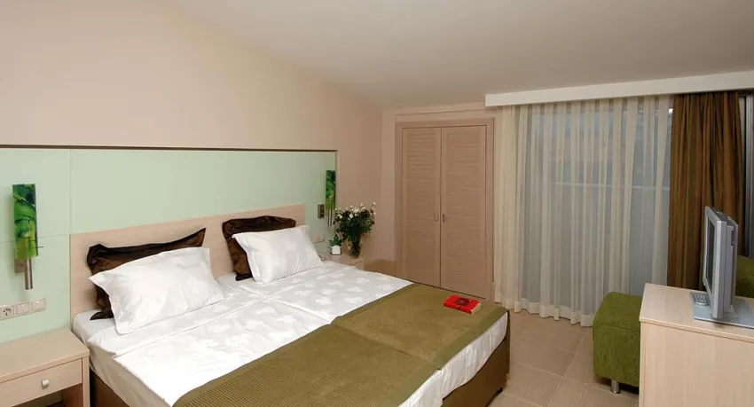 Ambassador Plaza Hotel 4*-6