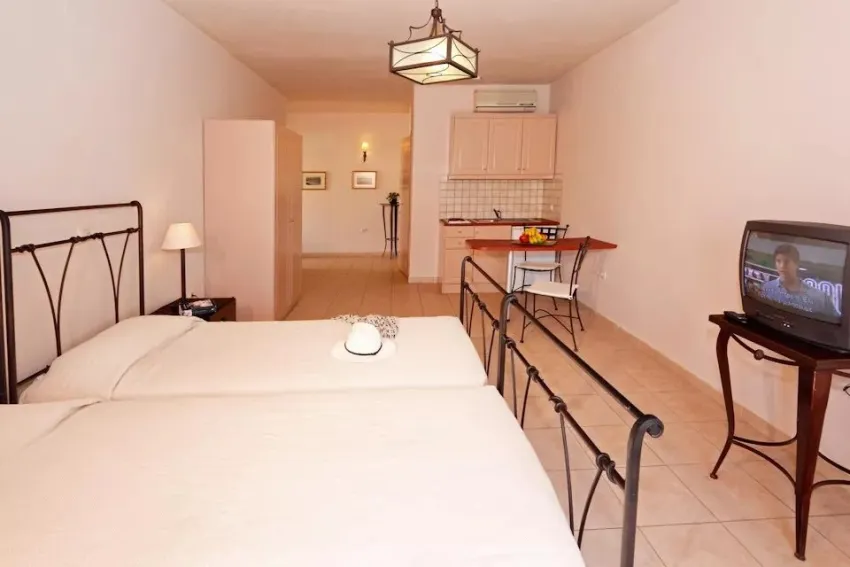 Lambrinos Suites 2*-8