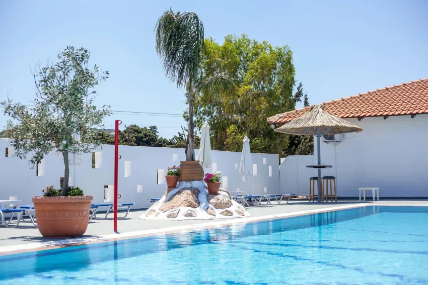 Tinas Plus Hotel 3*-1