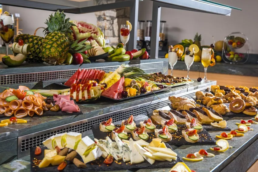 Petousis Hotel and Suites 4*-9