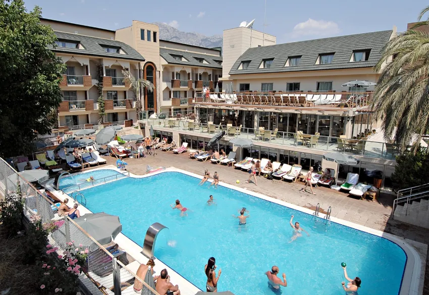 Ambassador Plaza Hotel 4*-11