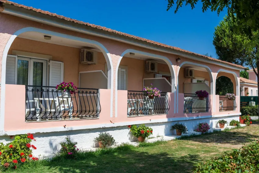 Roussas Studios and Apartments 3*-3