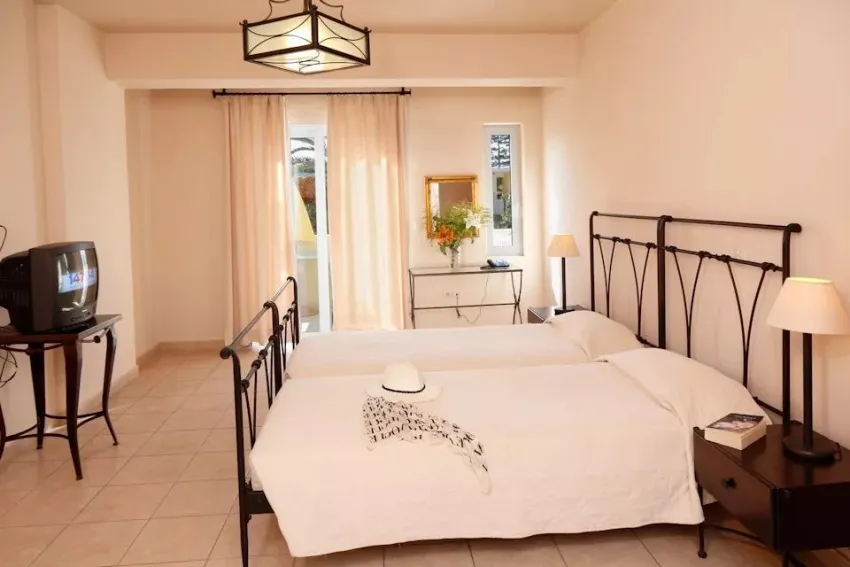 Lambrinos Suites 2*-6