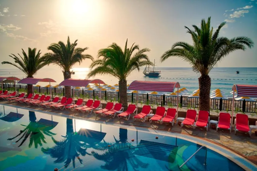 PIRATES BEACH CLUB  5*-28