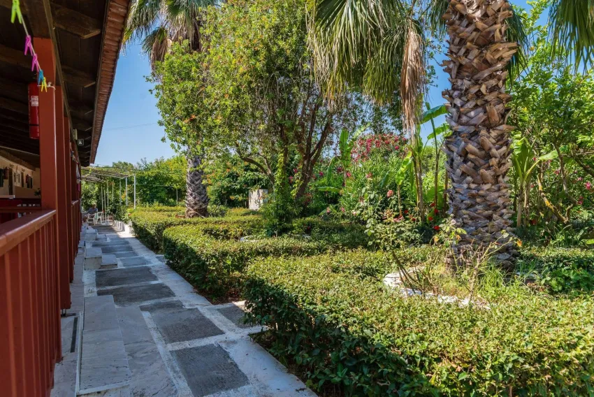 Roussas Studios and Apartments 3*-5