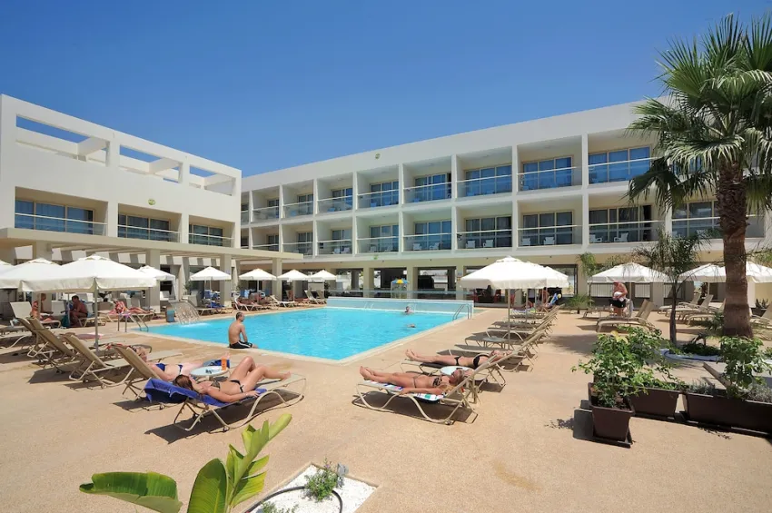 Nelia Gardens 4*-1