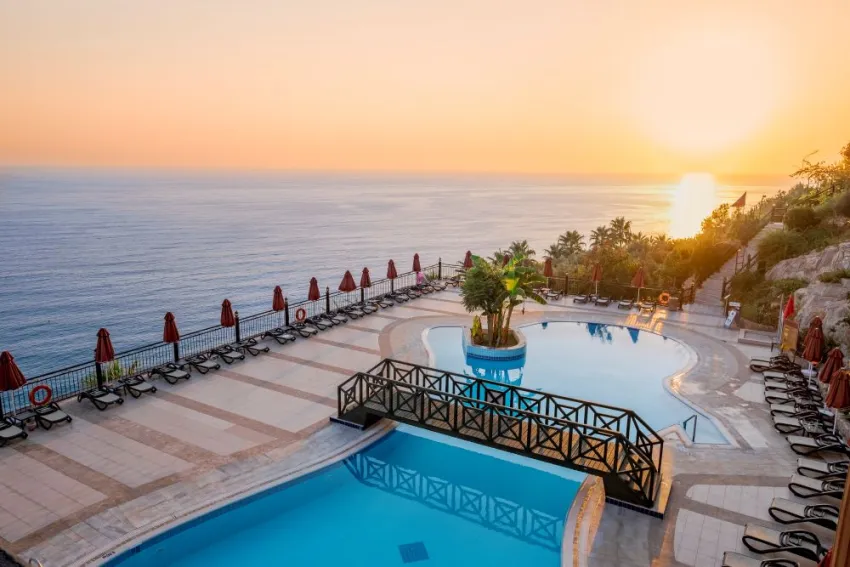 UTOPIA WORLD HOTEL  5*-50