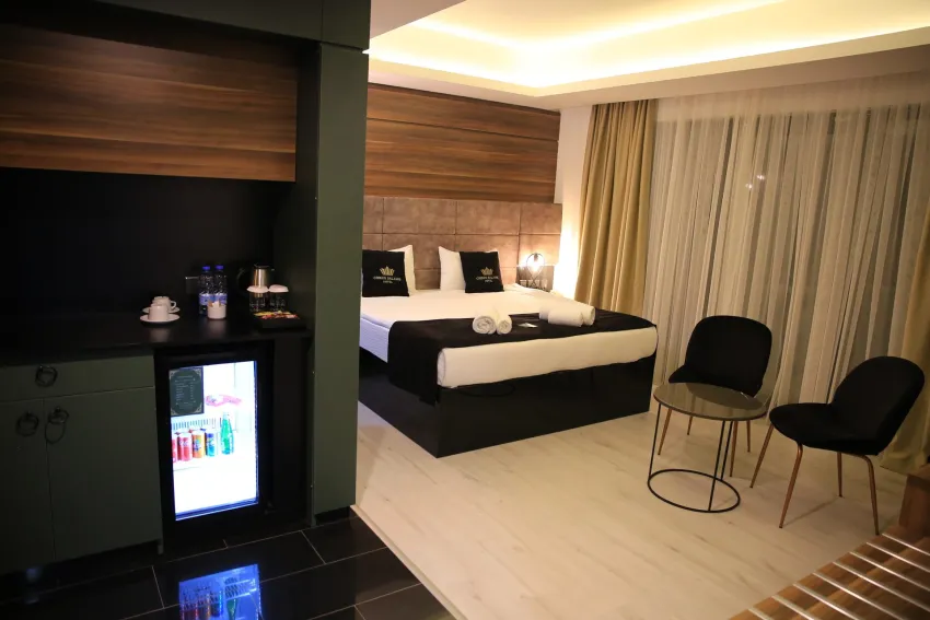 Crown Salamis Hotel 4*-6