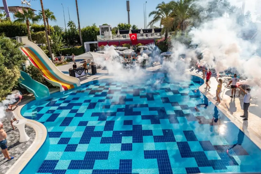 WHITE CITY BEACH (ADULTS ONLY 16+)  5*-6