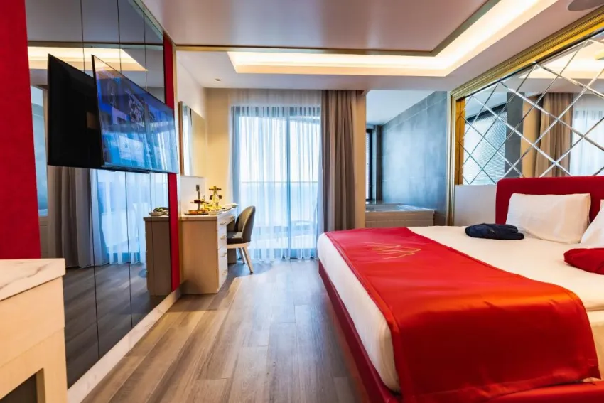 GRANADA LUXURY RED (ADULTS ONLY 16+)  5*-7