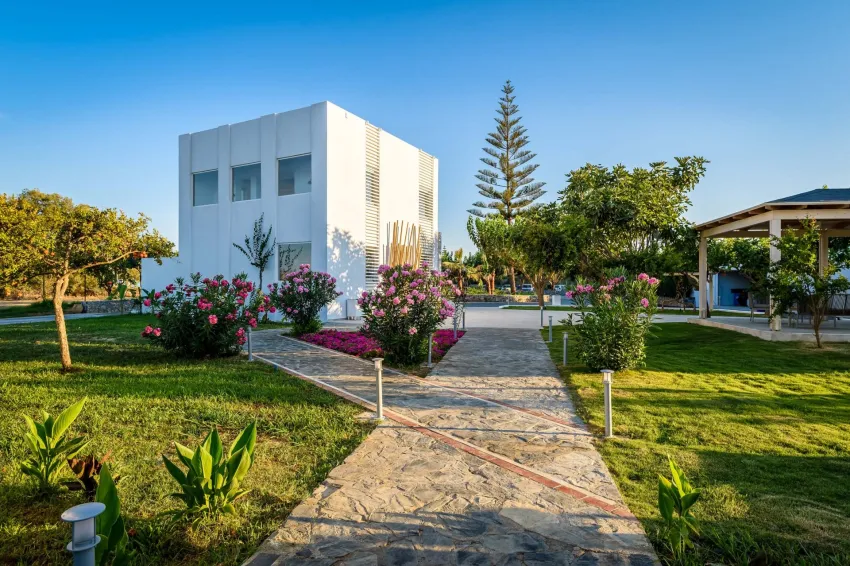 Solimar White Pearl (Adults Only 17+) 4*-17