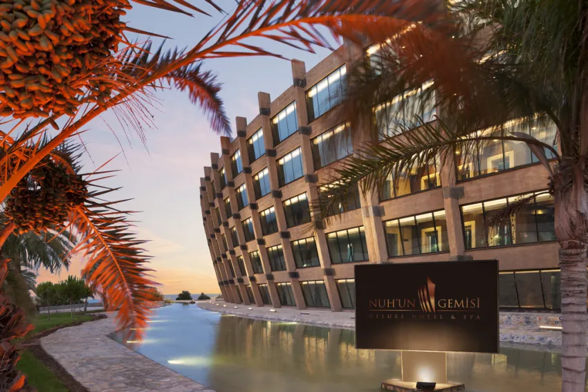 NOAH'S ARK DELUXE HOTEL & SPA  5*-16