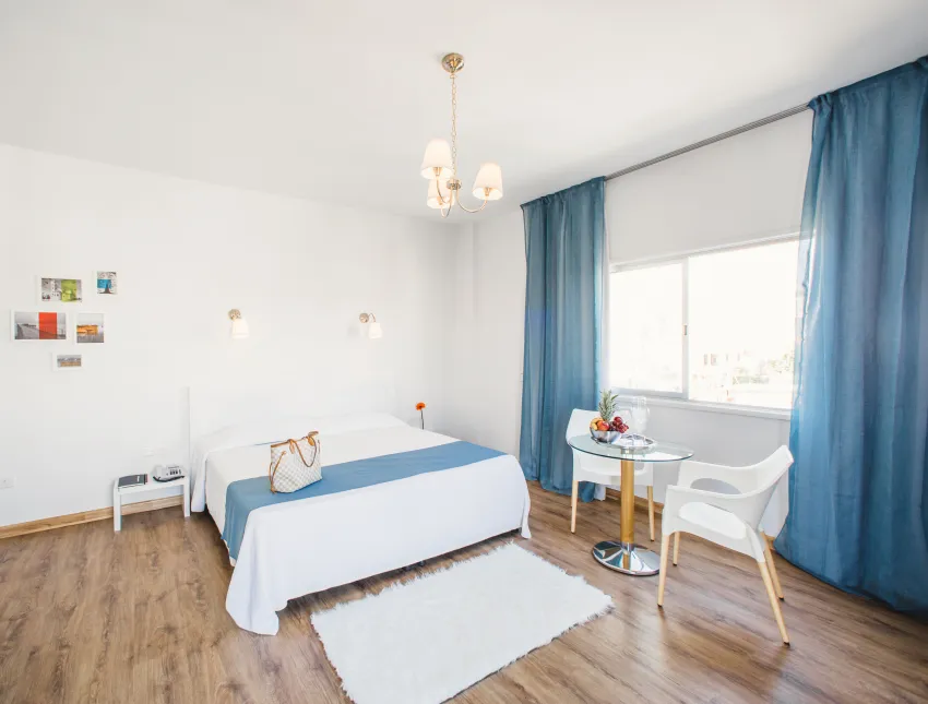 Mikes Kanarium 3*-18