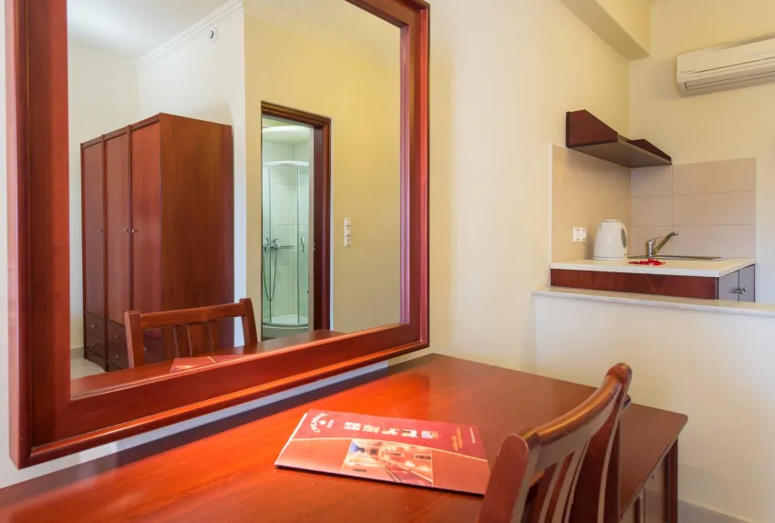 Canadian Hotel 4*-13