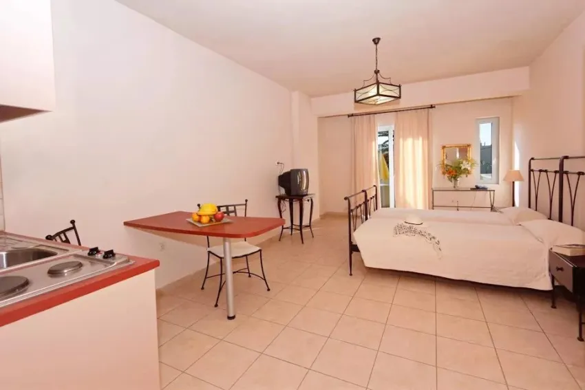 Lambrinos Suites 2*-7