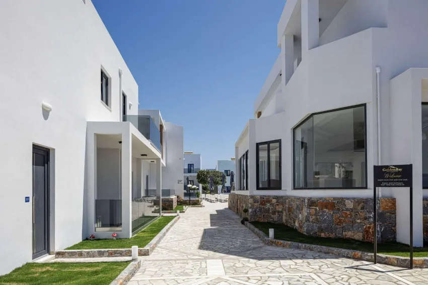 Golden Bay Hotel And Bungalows 4*-5