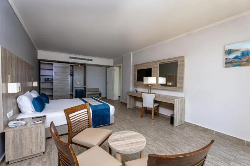 SEVEN SEAS JOLIE BAY  5*-17