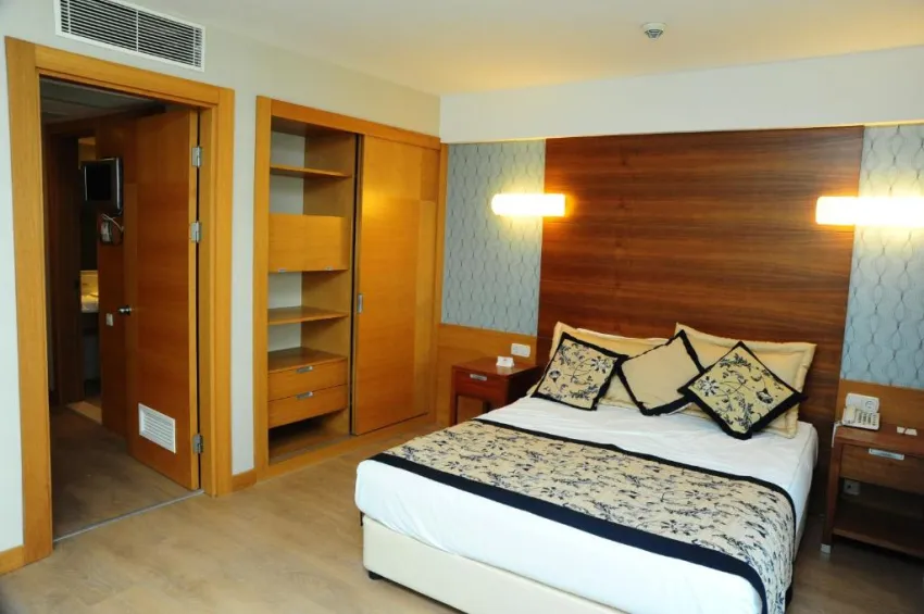 TRENDY SIDE BEACH (ADULTS ONLY 16+)  4*-18