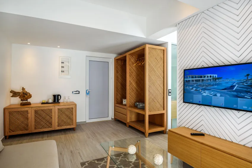 SOLIMAR WHITE PEARL Adults only 17+ 4*-32