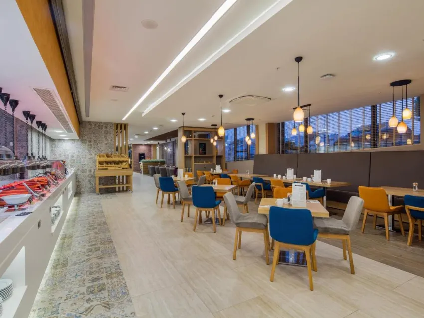 HOLIDAY INN ANTALYA LARA  4*-4