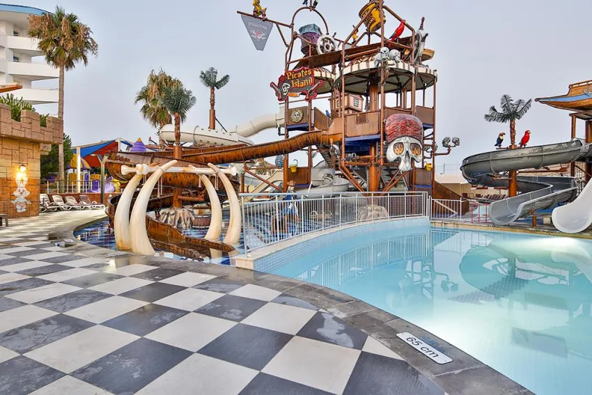 CRYSTAL ADMIRAL RESORT SUITES  5*-40