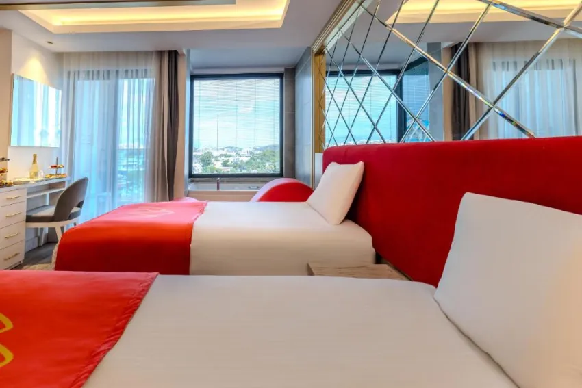 GRANADA LUXURY RED (ADULTS ONLY 16+)  5*-5