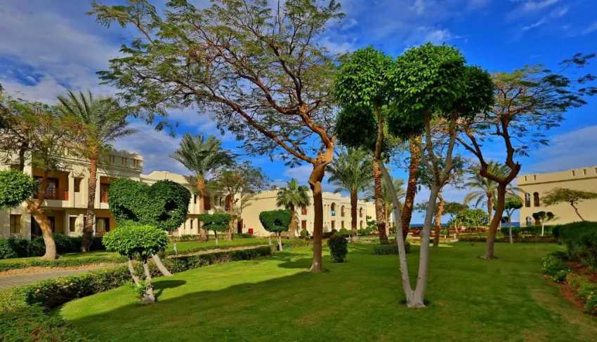 CHARMILLION CLUB RESORT  5*-14