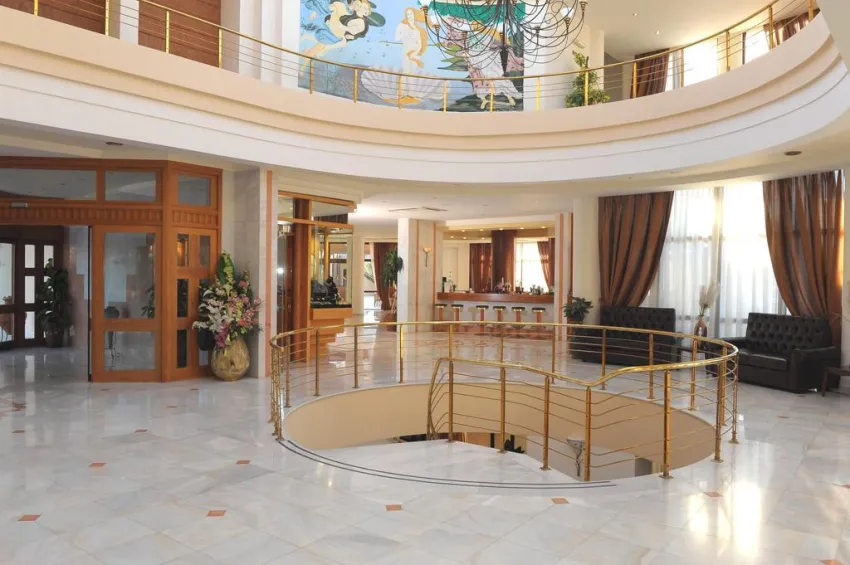 Vantaris Palace 4*-9