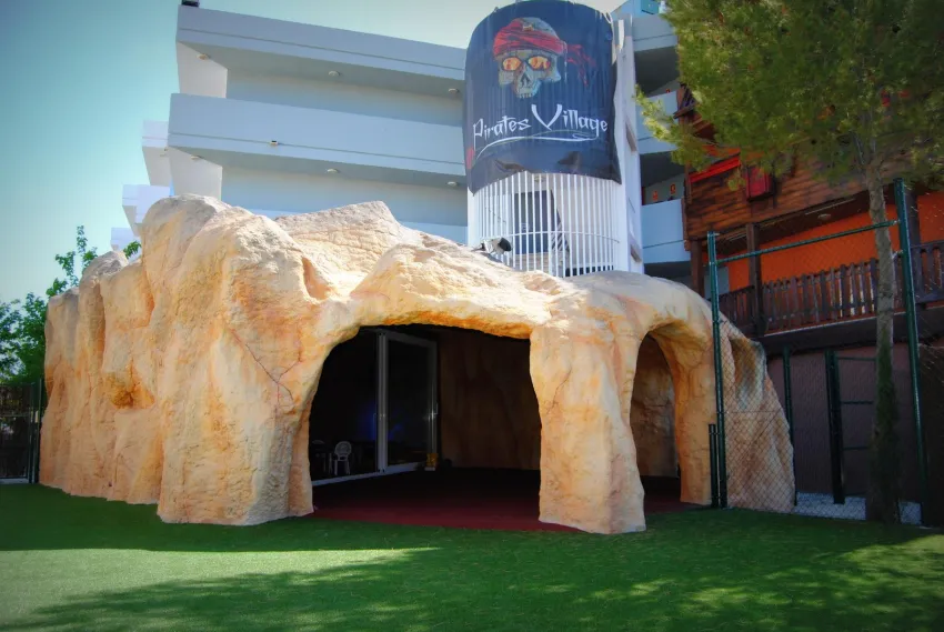 Pirates Village Apartments 3*-23