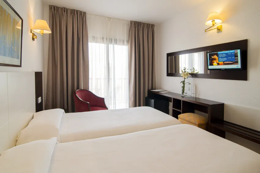 Amoros Hotel 3*-4