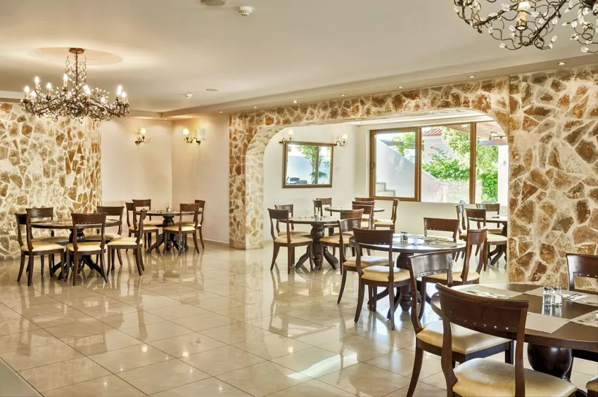 Adelais Hotel 3*-6