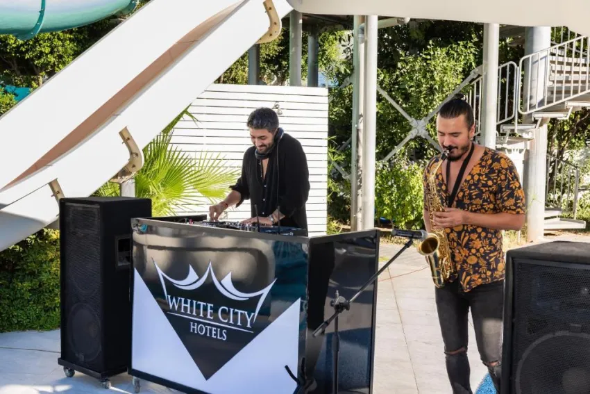 WHITE CITY BEACH (ADULTS ONLY 16+)  4*-4