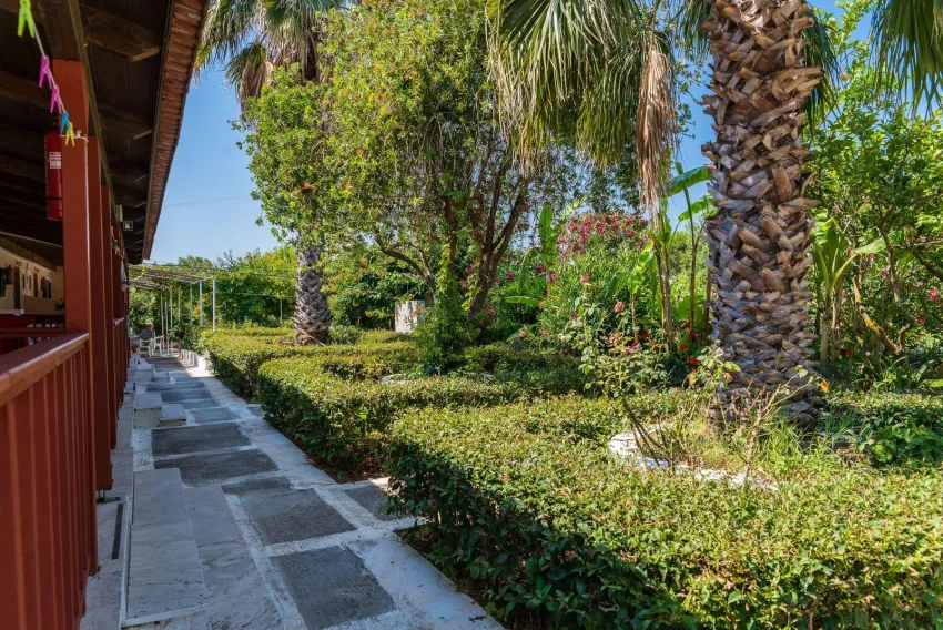 Roussas Studios and Apartments 3*-5